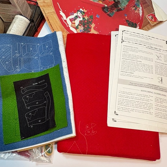 Bucilla Felt Vintage Applique "Decorating the Tree" Tree Skirt Kit - Picture 3 of 8